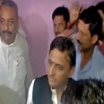 पीड़ितों से मिलते पूर्व सीएम अखिलेश यादव