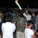 एएमयू में मुख्यमंत्री का पुतला फूंकते एएमयू छात्र नेता। 