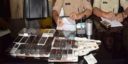 In these big cities the network was spread, such expensive mobile used to loot