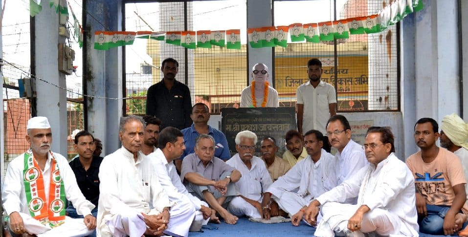 Congress workers keep silent on Gandhi statue