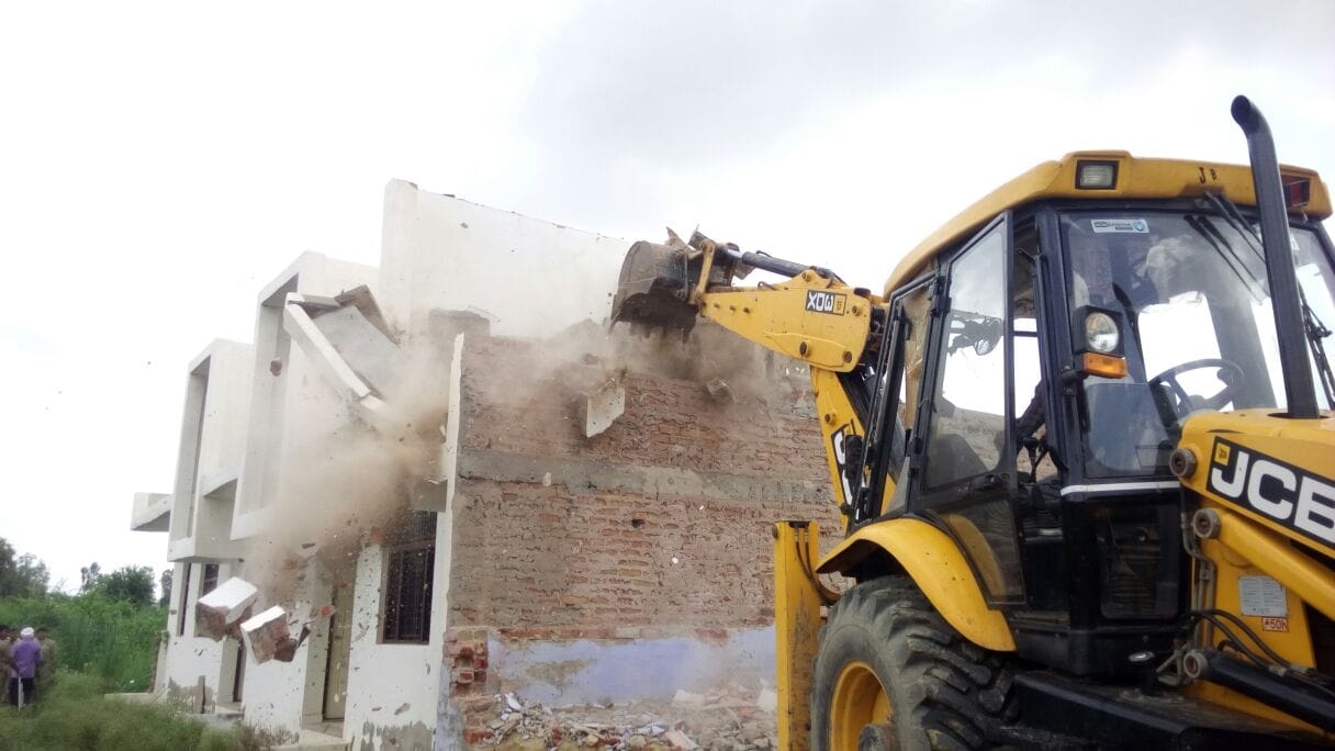 परिक्रमा मार्ग पर ढहाए गए मकान और मंदिर
