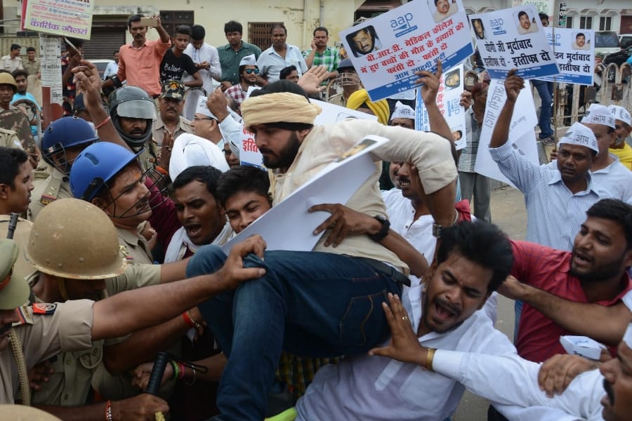 aam admi party protest over death in gorakhpur medical college.