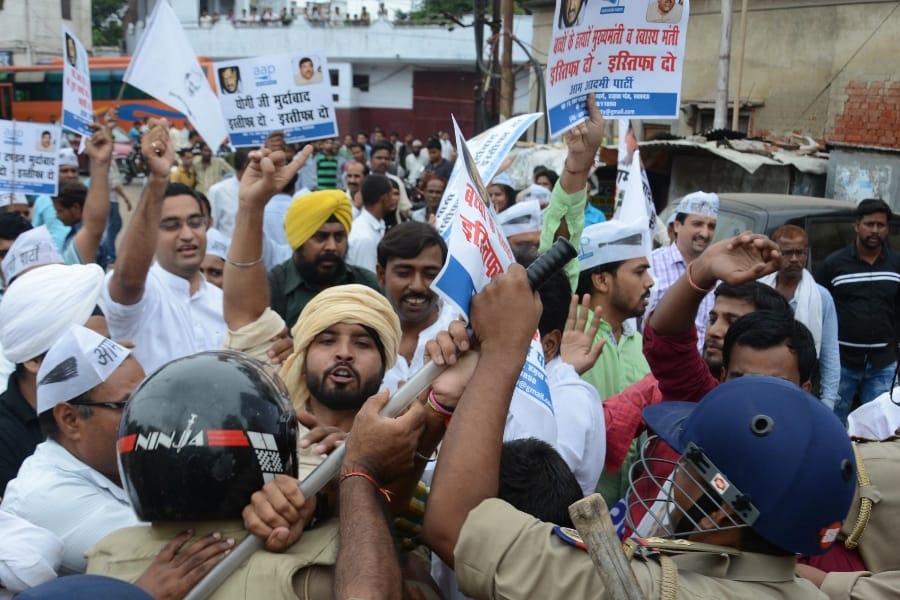aam admi party protest over death in gorakhpur medical college.