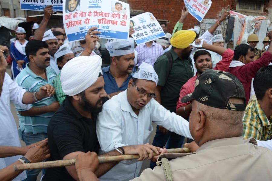 aam admi party protest over death in gorakhpur medical college.