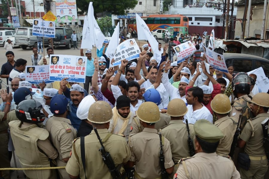 aam admi party protest over death in gorakhpur medical college.
