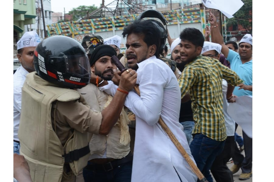 aam admi party protest over death in gorakhpur medical college.