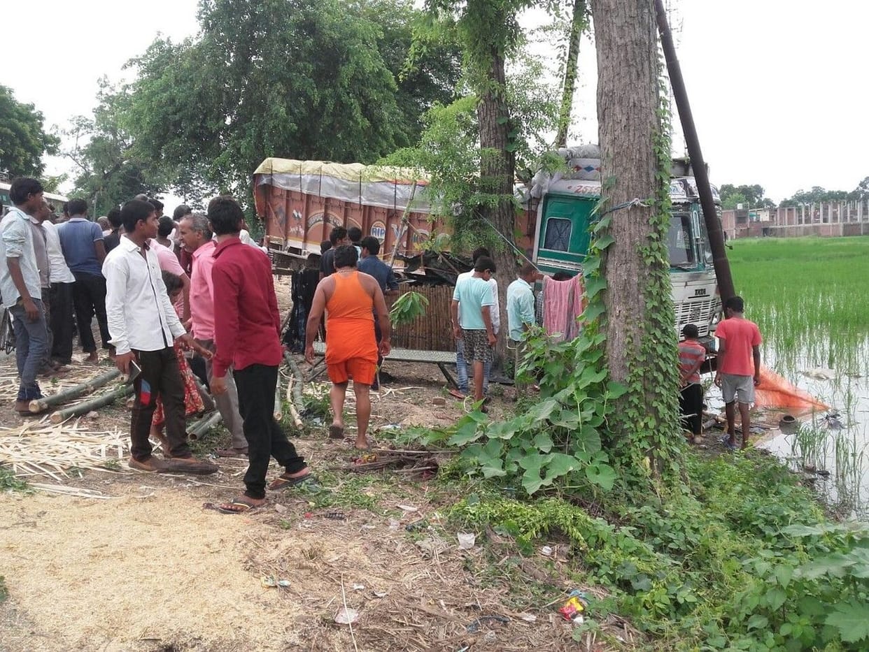 हाइवे पर घर में घुसा ट्रक  महिला की मौत,