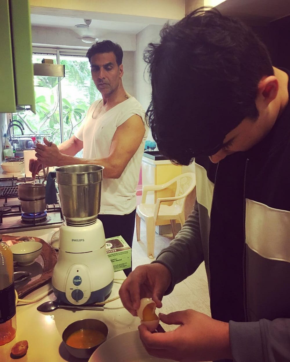 twinkle khanna posts the photo of akshay kumar and son on social media