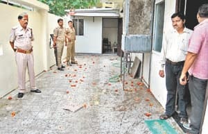 Tomatoes and eggs thrown at the Health Minister's house in Allahabad