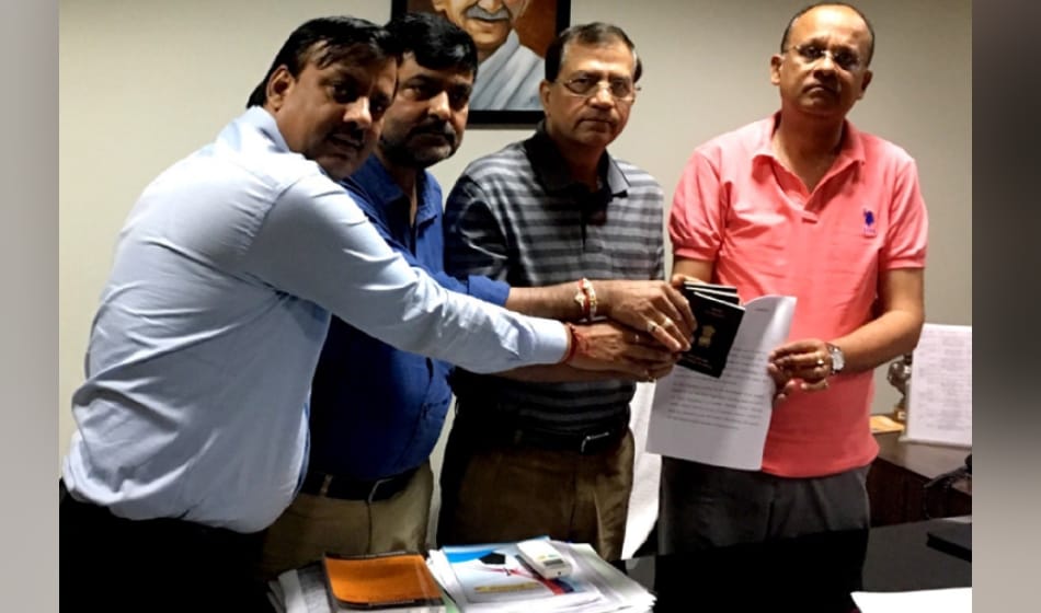 3 directors of amrapali builder handover their passport to dm of noida says they wont leave country