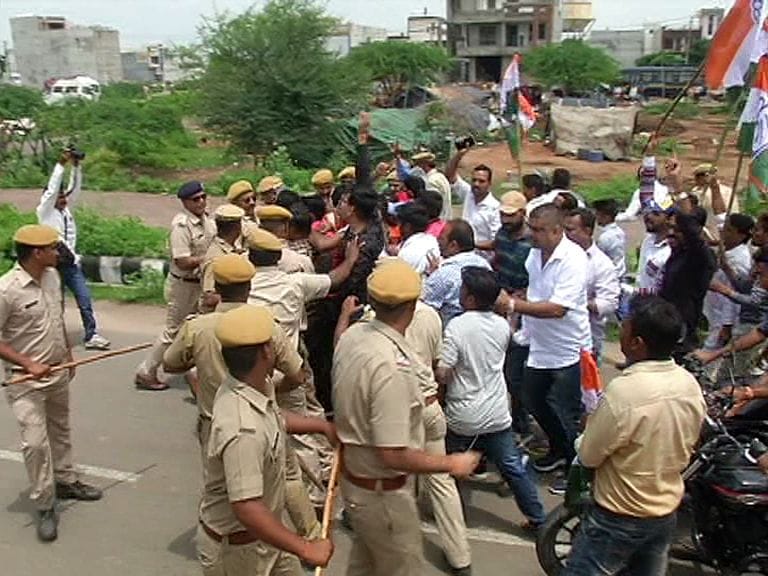 Congress leaders protest against lodging of case against former Home Minister