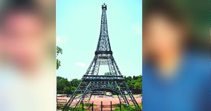chandigarh two boys climbed on the Eiffel tower to drink wine