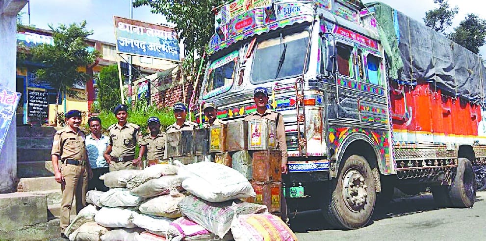 One lakh illegal leesa recovered from truck