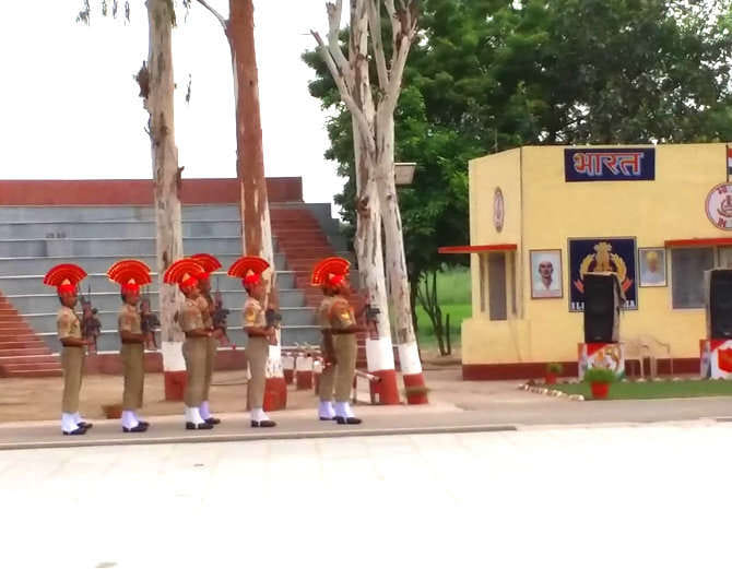 independence day 2017, india pakistan sadki border at fazilka of punjab