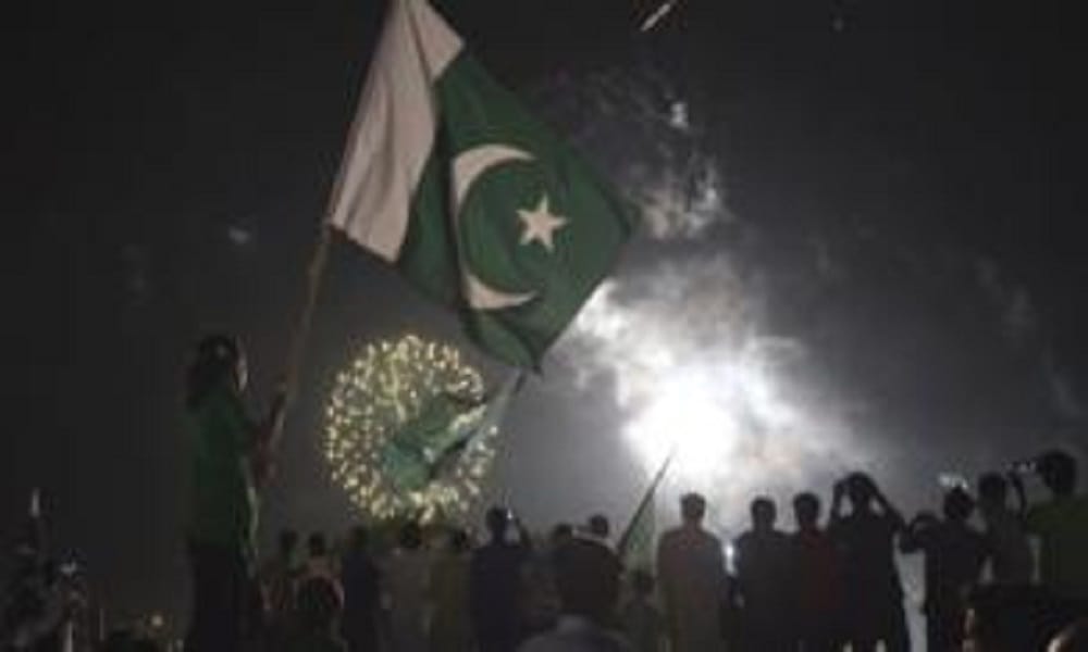 Pakistan Celebrated his freedom at midnight, see pics ...