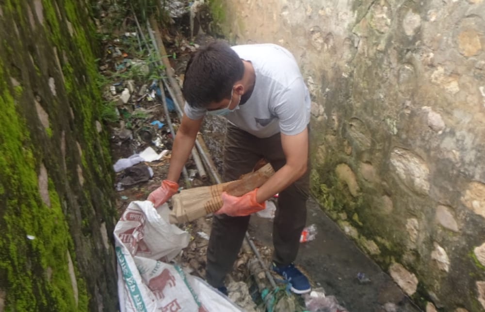 rudraprayag DM mangesh ghildiyal clean waste himself