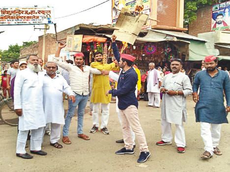 Chief Minister flung the effigy of Chief Minister