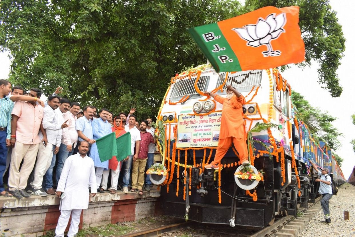 ट्रेन को जगह-जगह हरी झंडी दिखाकर किया गया रवाना