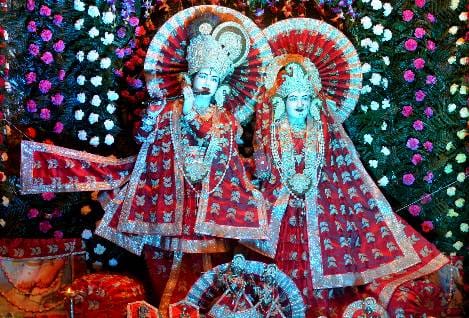 सवा लाख की पोशाक और आभूषणों से सजेंगे ठाकुर जी