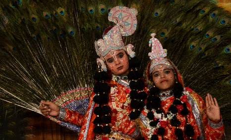 गाते बजाते धूमधाम से निकली शोभायात्रा