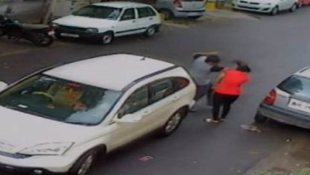 Student father beat tuition teacher in Delhi