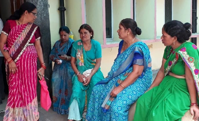 Mourning at the death of a woman