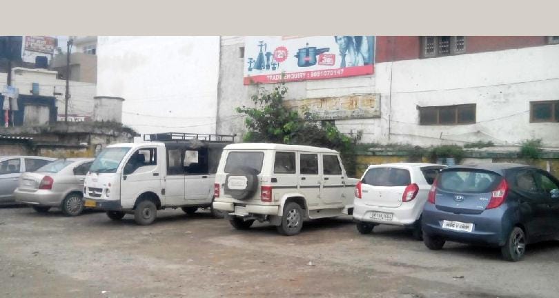 Parking places of private vehicles made of roadways complex