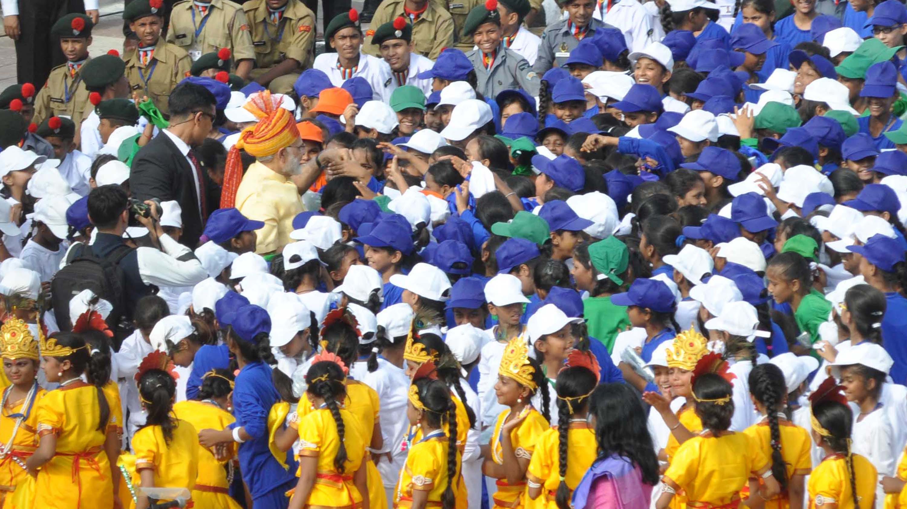 pm modi gone in to the crowed of kids in front of lal kila after speech to nation