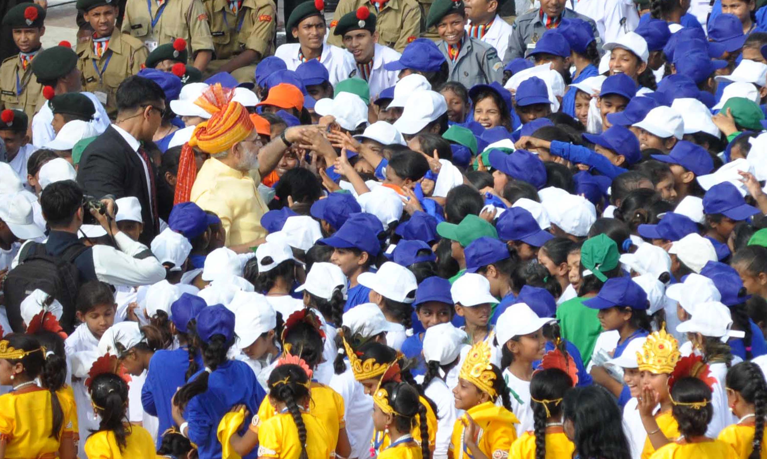 pm modi gone in to the crowed of kids in front of lal kila after speech to nation