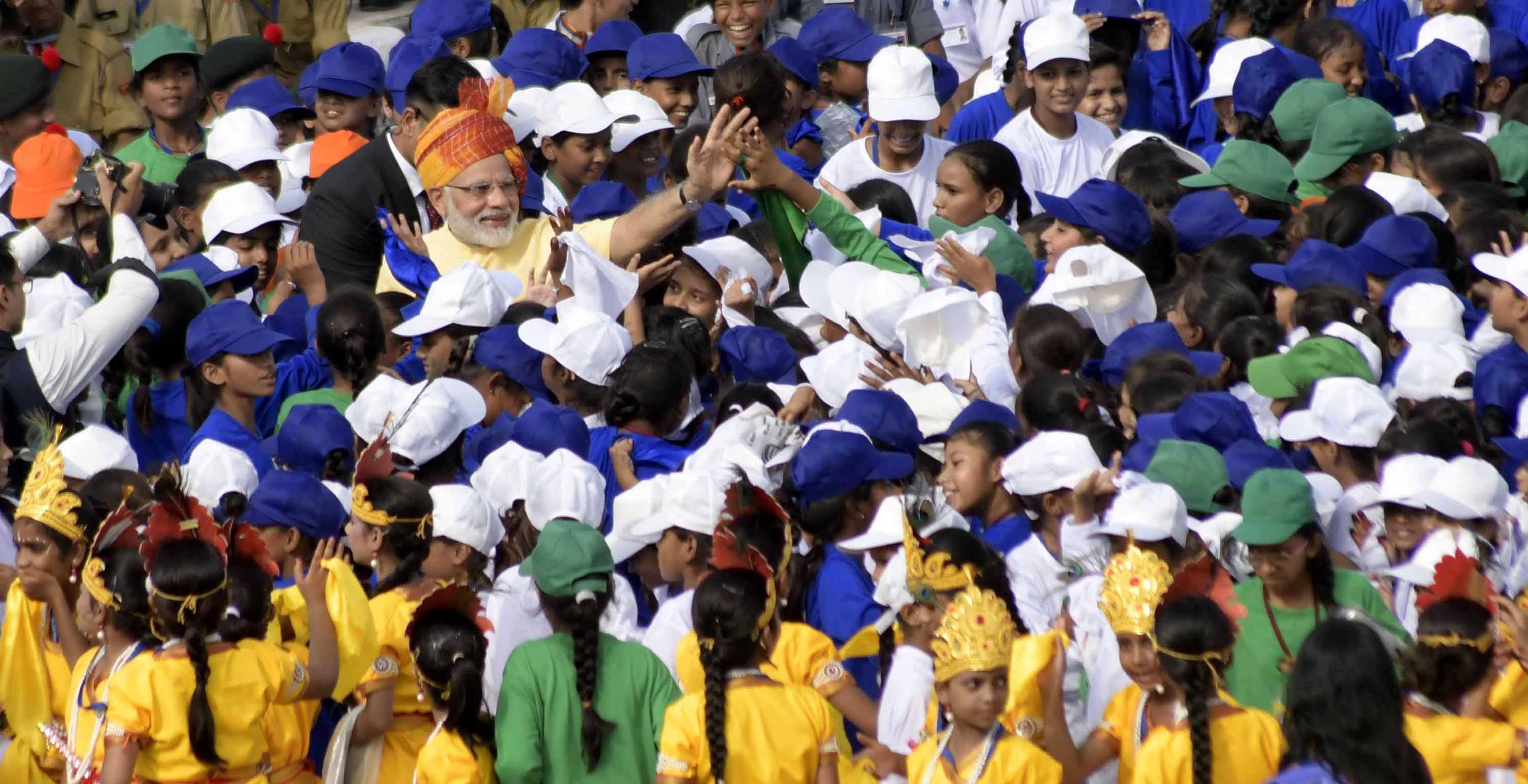 pm modi gone in to the crowed of kids in front of lal kila after speech to nation