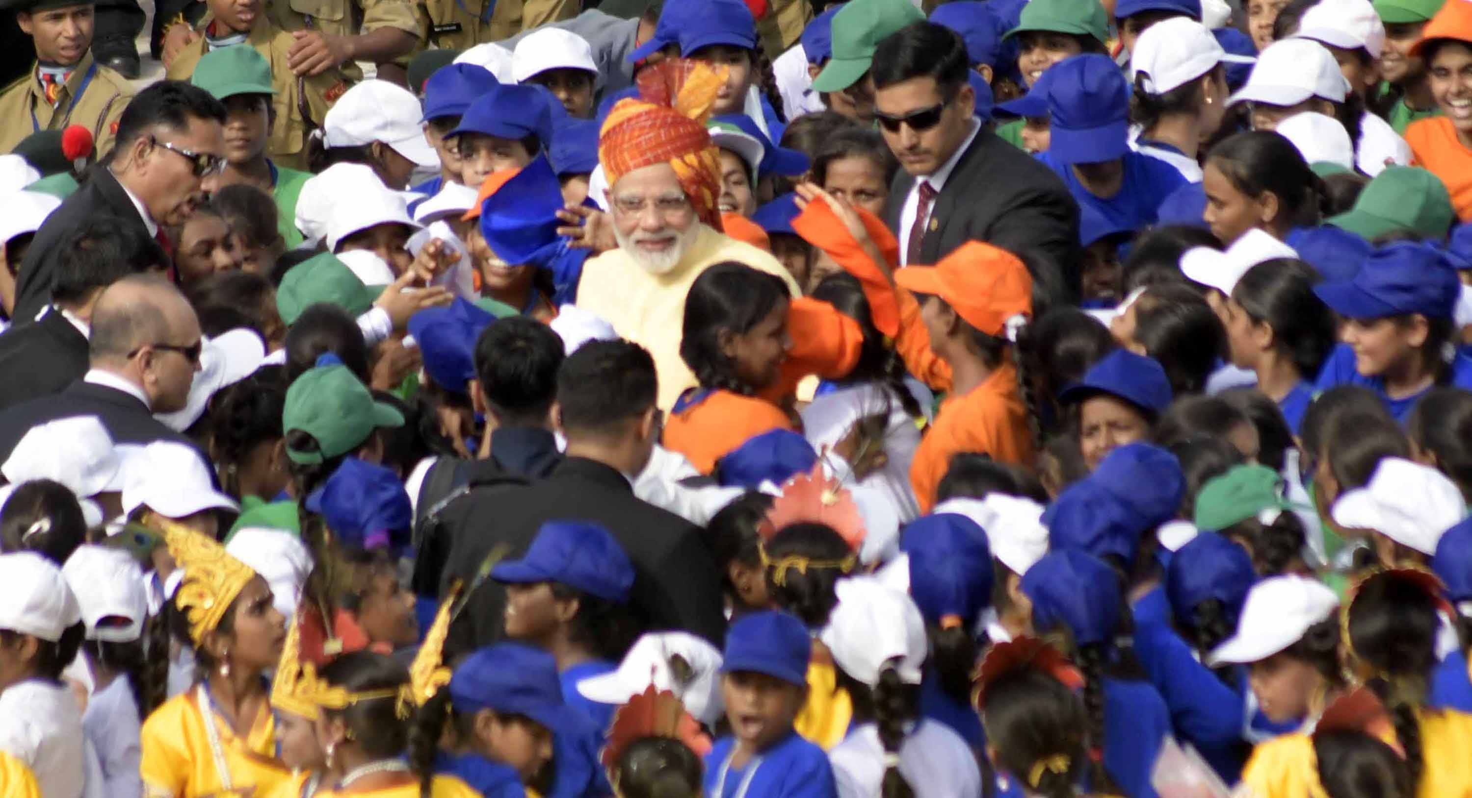 pm modi gone in to the crowed of kids in front of lal kila after speech to nation