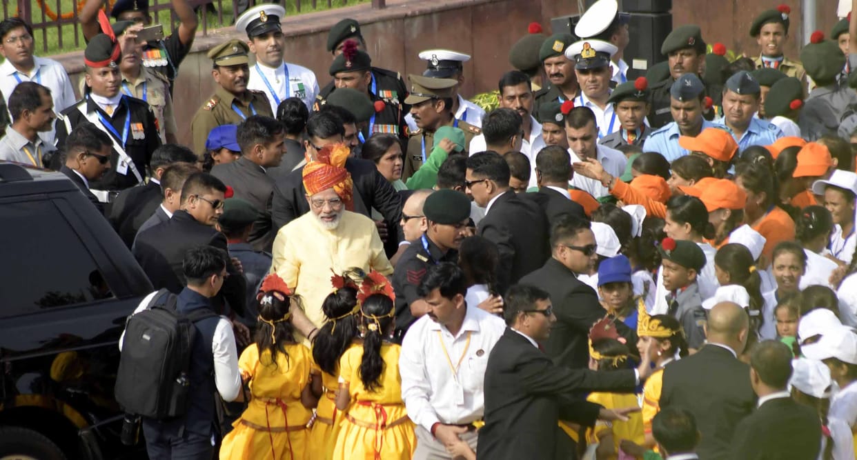 pm modi gone in to the crowed of kids in front of lal kila after speech to nation