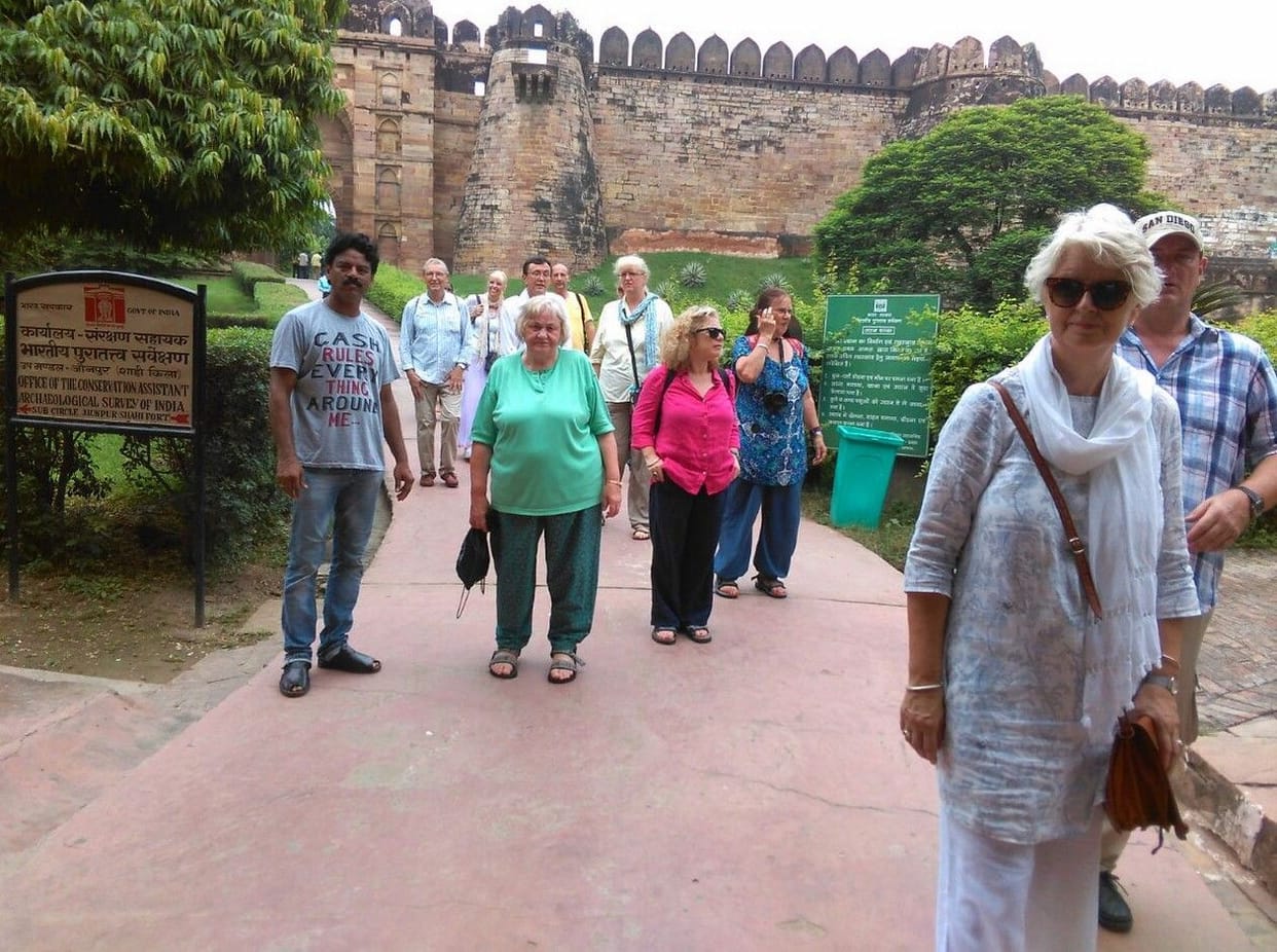 विदेशी सैलानियों ने किया शाही किले का दीदार