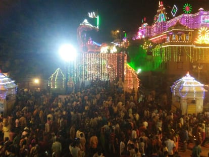 live from mathura devotees are in shreekrishna janmsthan 