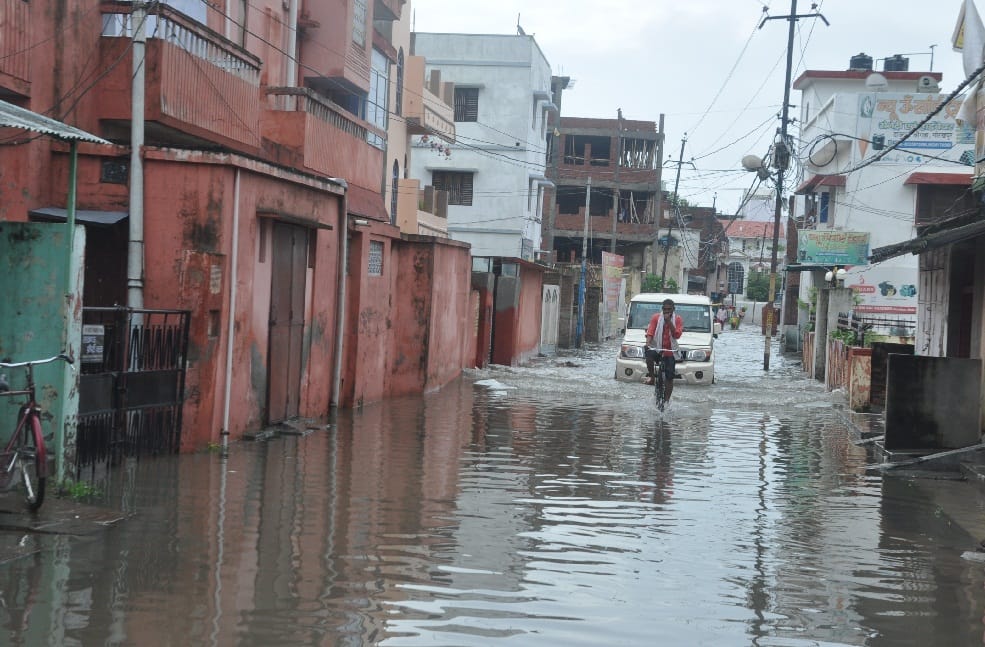 जलभराव ने बढ़ाई मुश्किलें, पैच वर्क उखड़ा