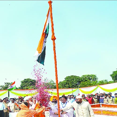 ... when the whole city stopped at 10 oclock, the tallest tricolor hoisted, see photos