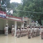 झंडे को सलामी देते पुलिसकर्मी
