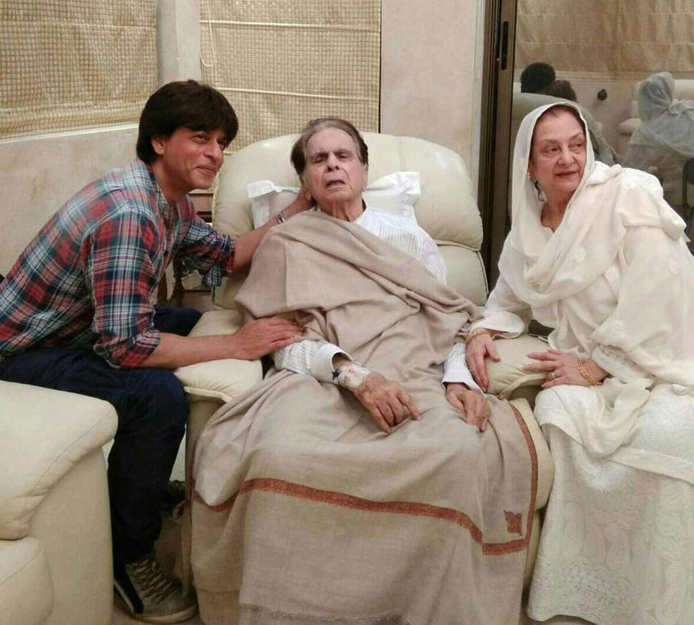 Shah Rukh Khan met to Dilip Kumar and kisses his forehead to recovering 