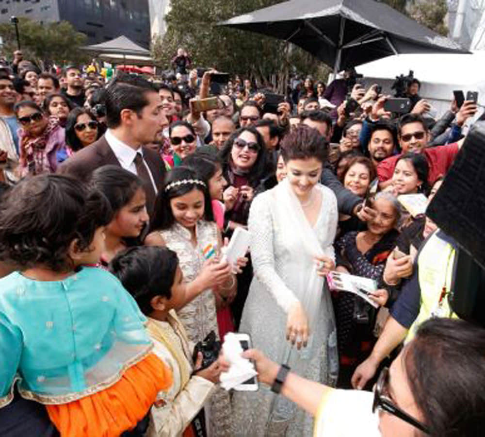 Aishwarya Rai Bachchan’s Deep-Neck Outfit Make Her UNCOMFORTABLE in melbourne
