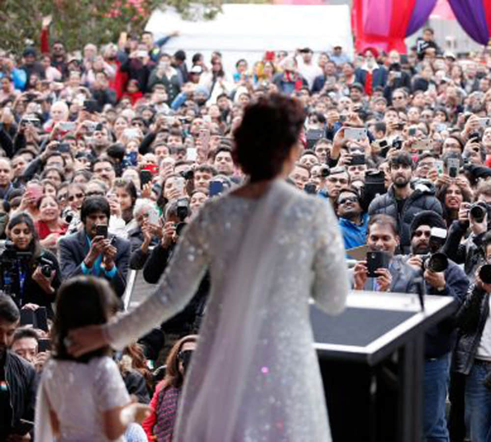 Aishwarya Rai Bachchan’s Deep-Neck Outfit Make Her UNCOMFORTABLE in melbourne