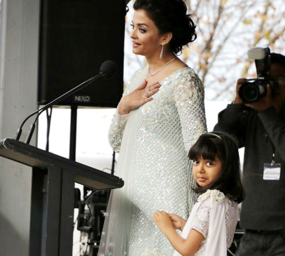Aishwarya Rai Bachchan’s Deep-Neck Outfit Make Her UNCOMFORTABLE in melbourne