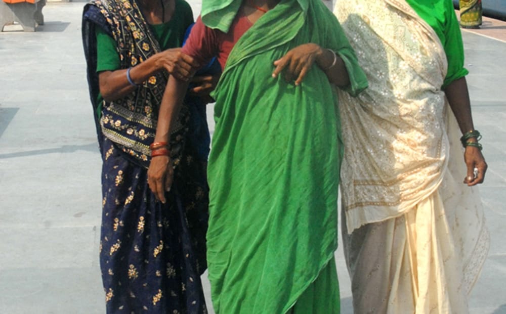 villagers arrive pregnant woman by foot to hospital