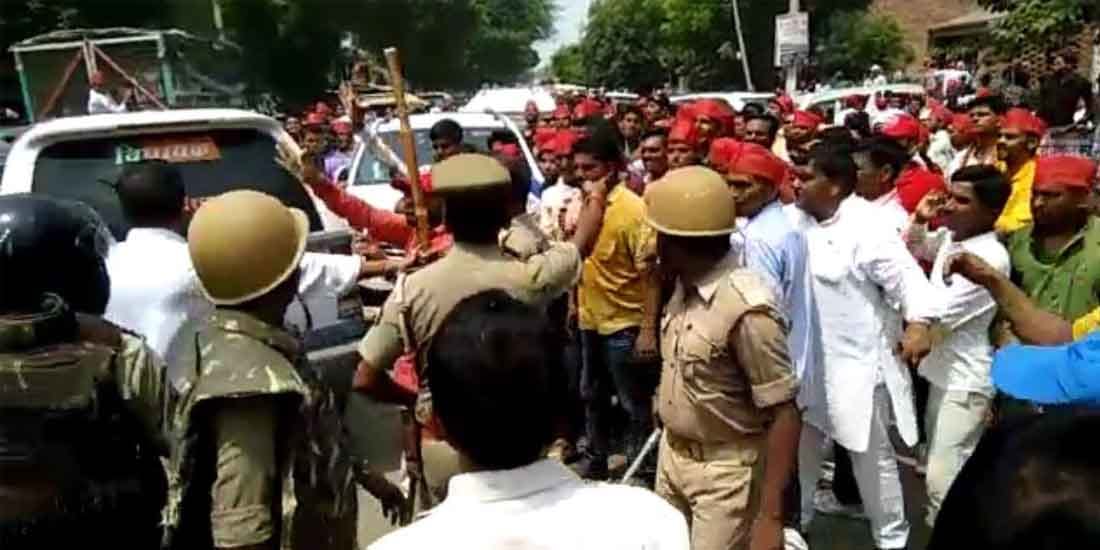 Stone pelting during Nomination for District panchayat president elections at auraiya