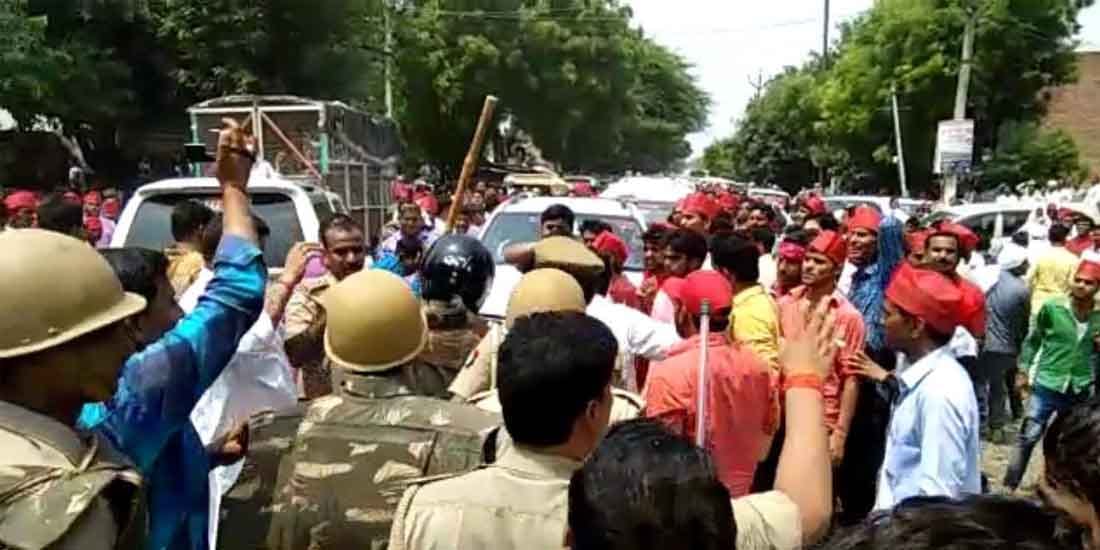 Stone pelting during Nomination for District panchayat president elections at auraiya