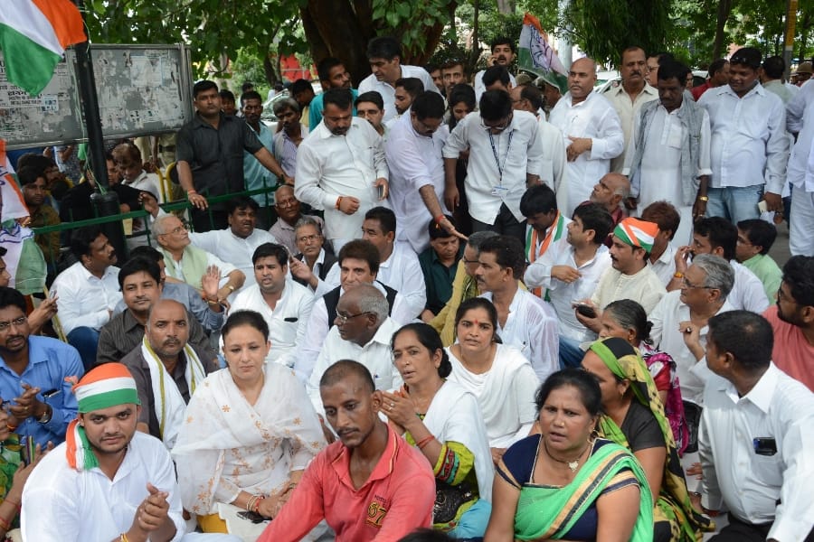 congress demonstrates over gorakhpur tragedy in Lucknow.