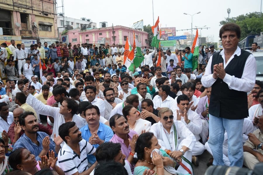 congress demonstrates over gorakhpur tragedy in Lucknow.