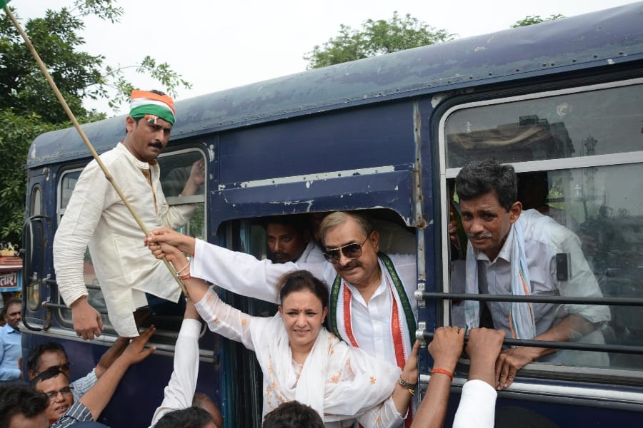 congress demonstrates over gorakhpur tragedy in Lucknow.