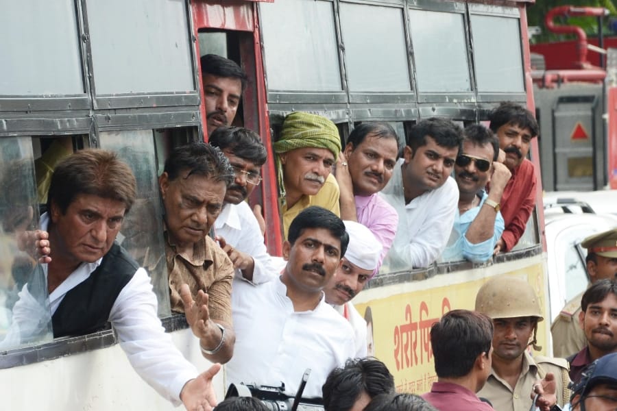 congress demonstrates over gorakhpur tragedy in Lucknow.