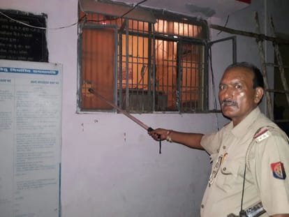 stone pelting at etah kotwali mob released accused