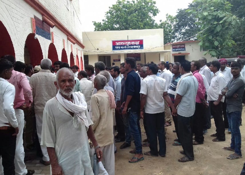 तहसील में लेखपाल और प्रधान में हाथापाई, हंगामा